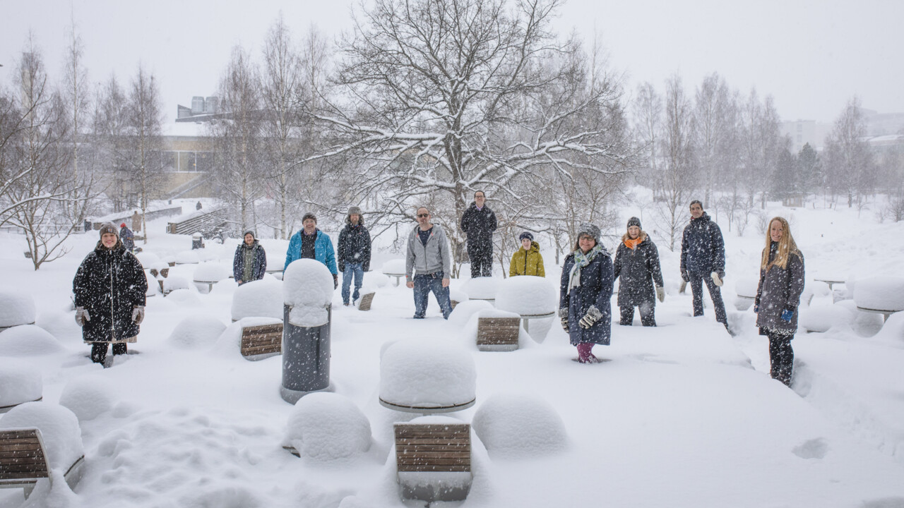 Gruppbild på medarbetare vid MIMS utomhus på campus i snön.