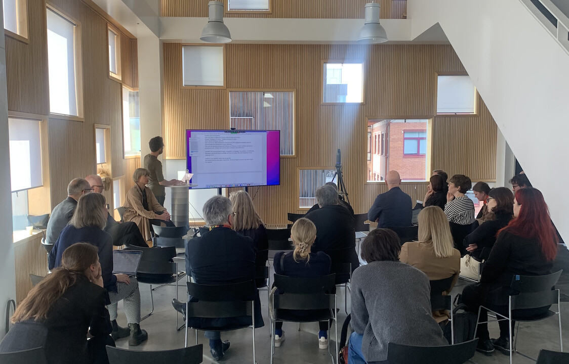 Möte med talare framför publik