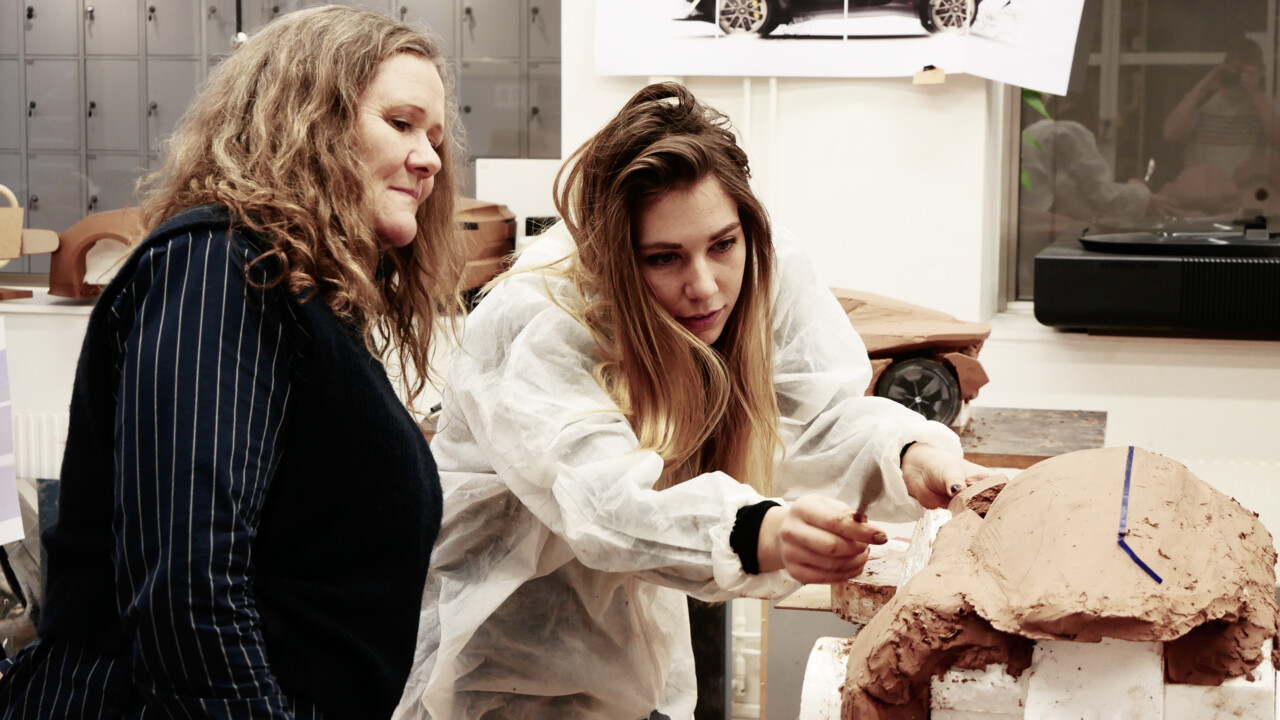 Bild på studenten Stella Sabadi och Lotta Quist, Knightec, i Designhögskolans verkstad